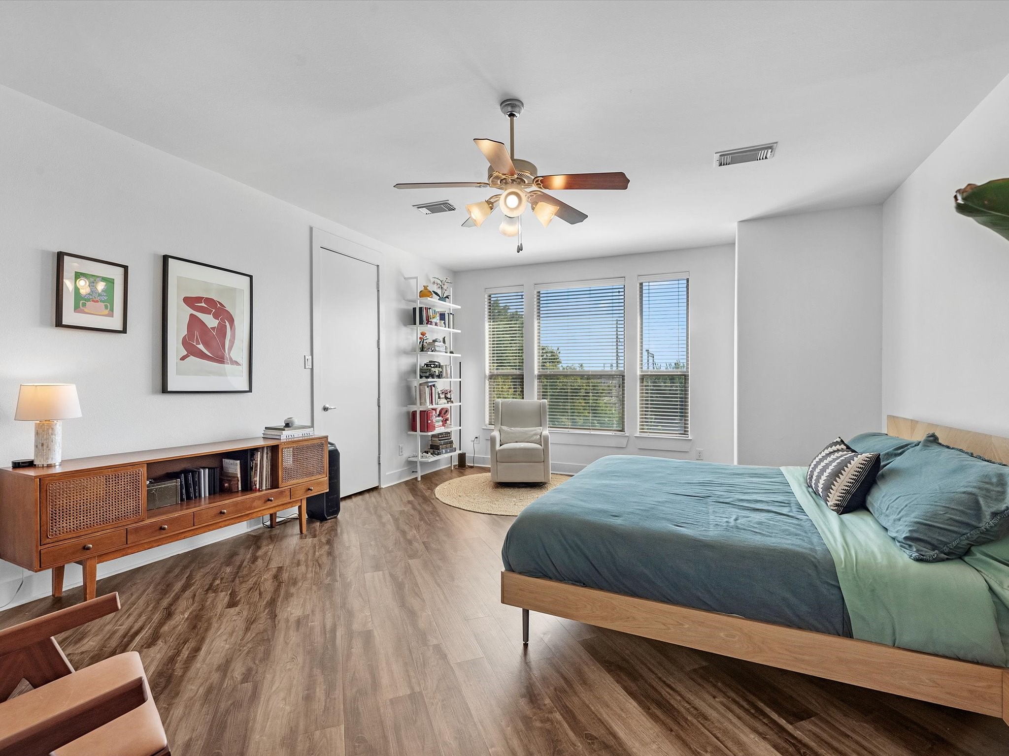 3421 Gillespie Street Houston, TX 77020 - Photo 22 of 34 a bedroom with a bed and a chandelier