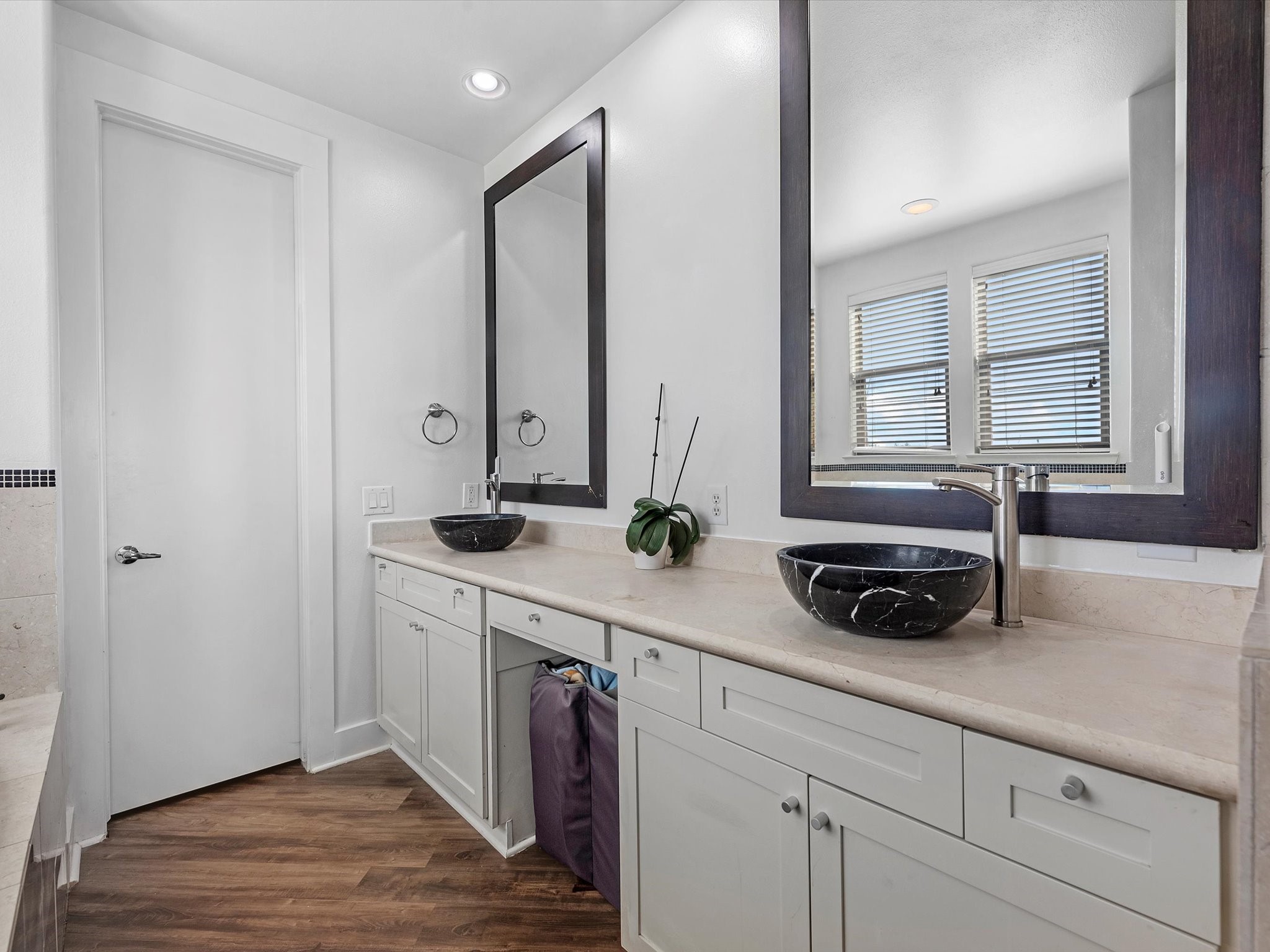 3421 Gillespie Street Houston, TX 77020 - Photo 24 of 34 a kitchen with a sink and a window