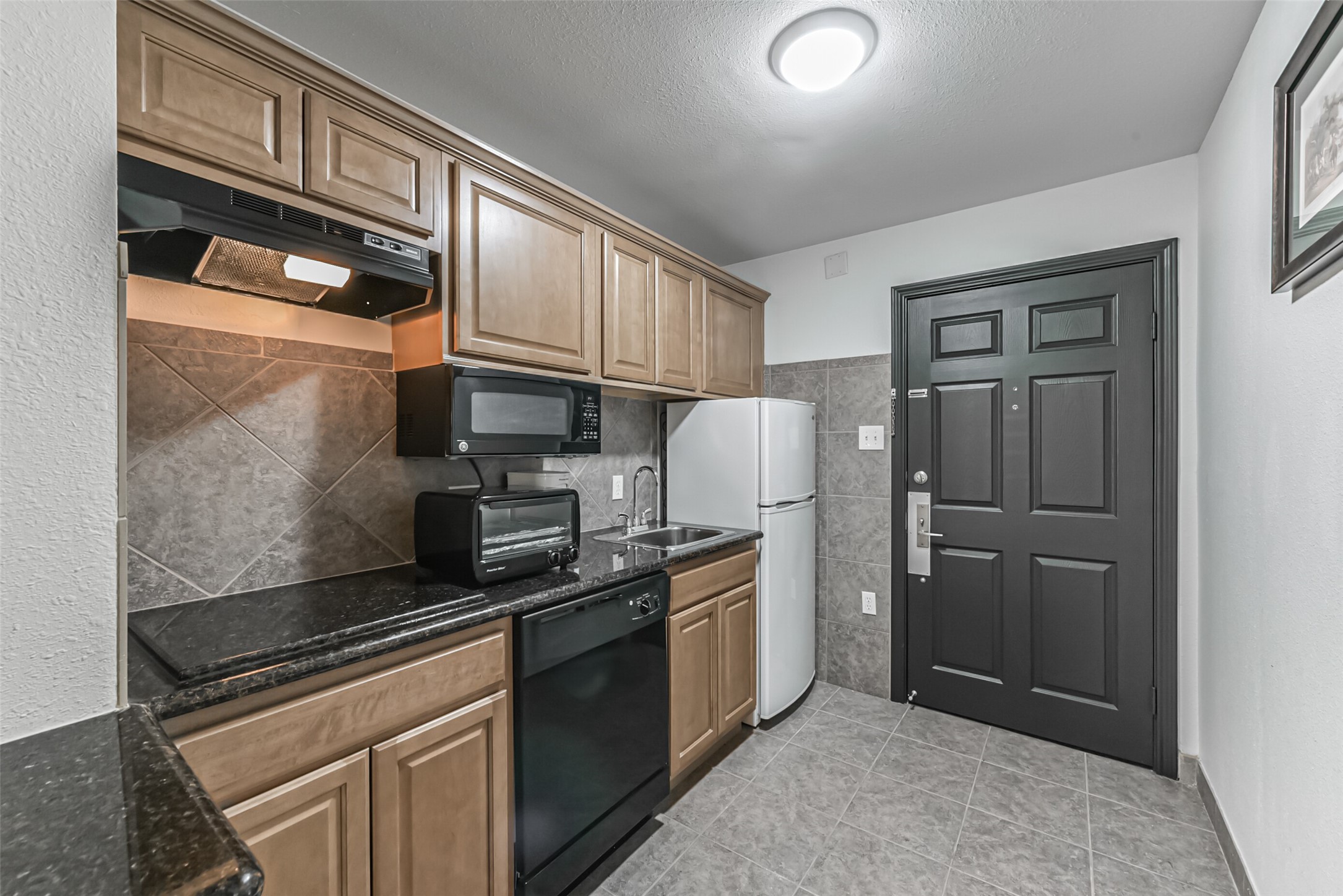 1025 Swanson Street, Unit 311 Houston, TX 77030 - Photo 11 of 26 a kitchen with stainless steel appliances granite countertop a refrigerator and a stove