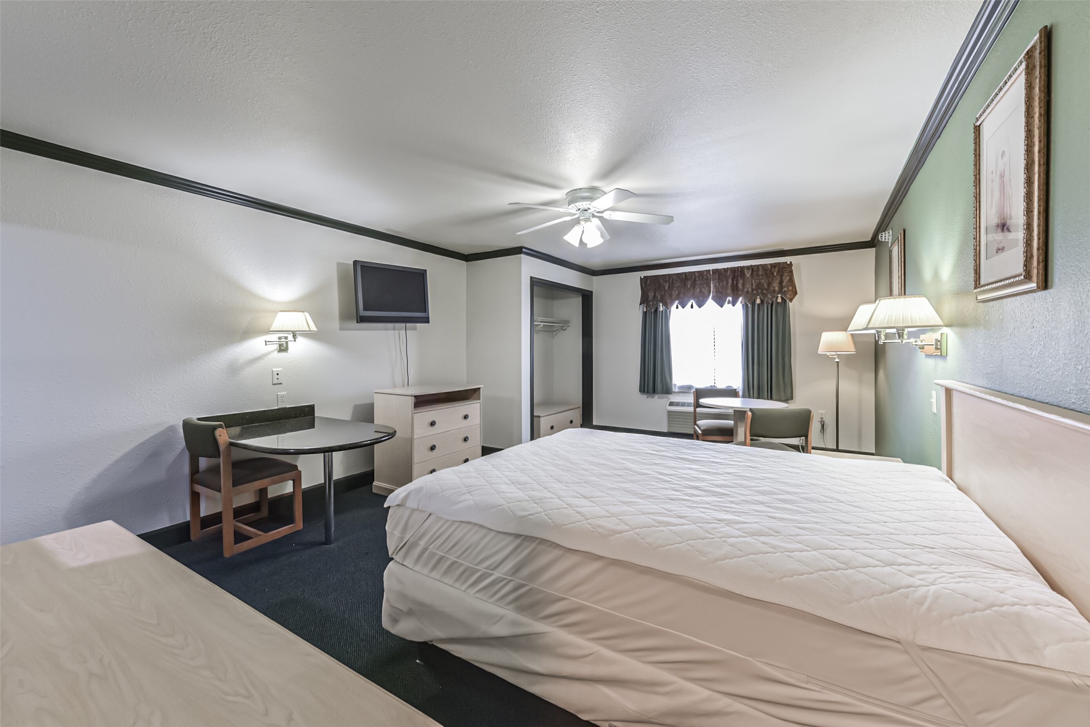 1025 Swanson Street, Unit 311 Houston, TX 77030 - Photo 21 of 26 a bedroom with a bed window and a table