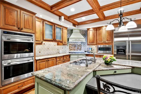 $2,699,000 | 12 Avon Lane, East Hills, NY 11577