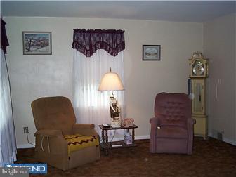557 Lawrence Road Havertown, PA 19083 - Photo 6 of 8 Living Room