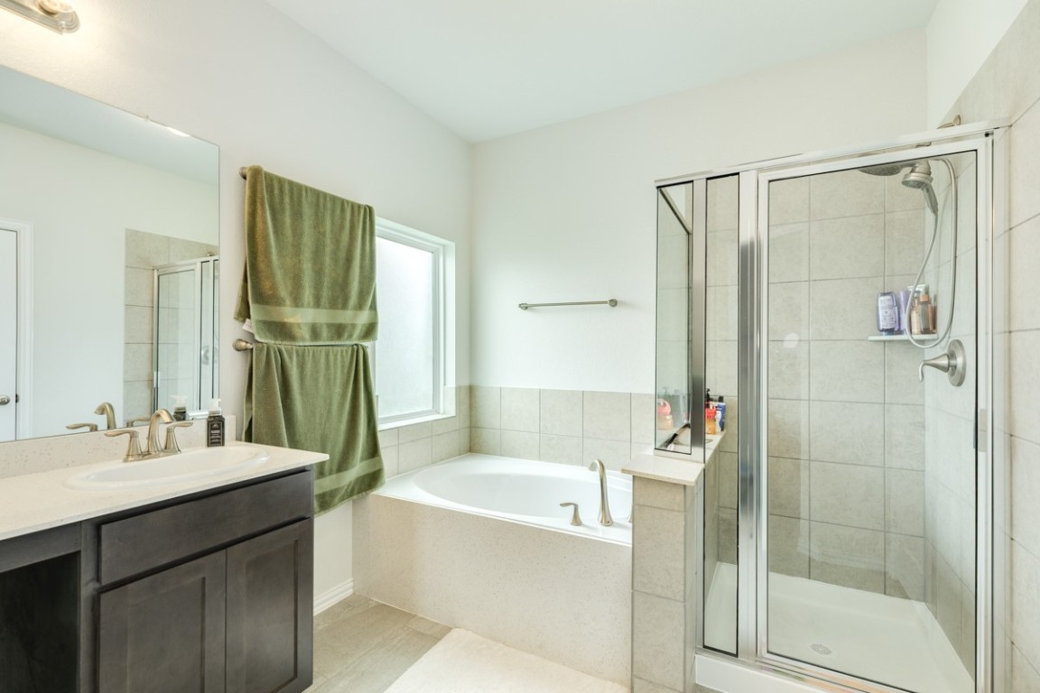 177 Bayou Bend Boulevard Angleton, TX 77515 - Photo 25 of 33 a bathroom with a bath tub a sink and a mirror