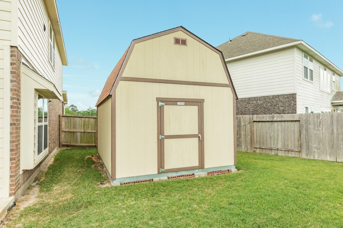 177 Bayou Bend Boulevard Angleton, TX 77515 - Photo 10 of 33 a view of a back yard of the house