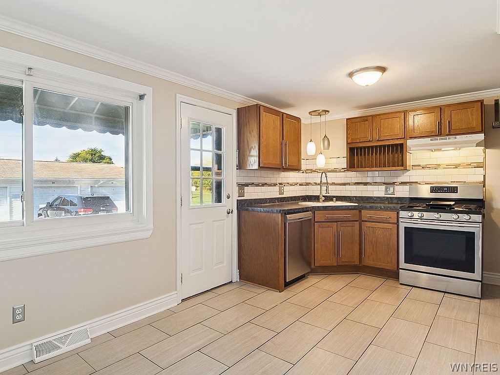 1689 Orchard Park Road West Seneca, NY 14224 - Photo 7 of 27