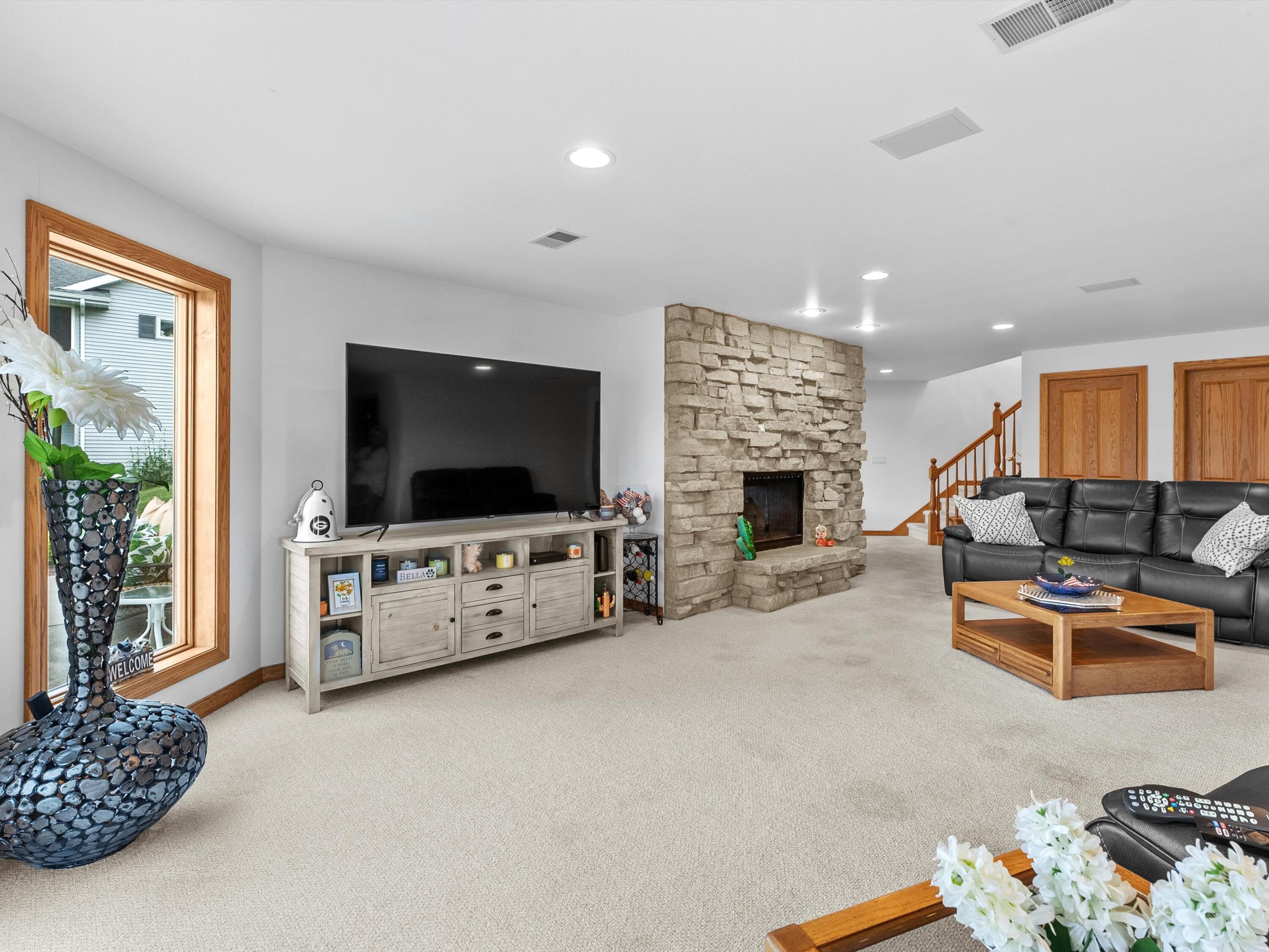 1505 Blue Heron Drive Two Rivers, WI 54241 - Photo 43 of 50 27-27_living-room_003