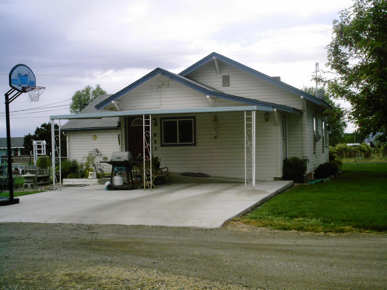 831 Bonnieview Road Grandview, WA 98930 - Photo 2 of 3 a view of a house with a patio