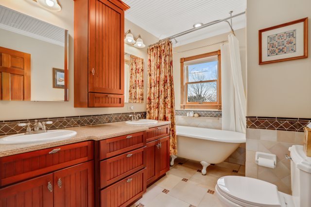 40W639 Russell Road Elgin, IL 60124 - Photo 24 of 59 a bathroom with a sink a toilet and tub