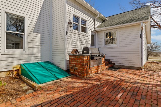 40W639 Russell Road Elgin, IL 60124 - Photo 36 of 59 a backyard of a house with barbeque oven