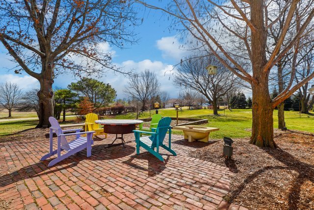 40W639 Russell Road Elgin, IL 60124 - Photo 38 of 59 a view of a park with sitting area