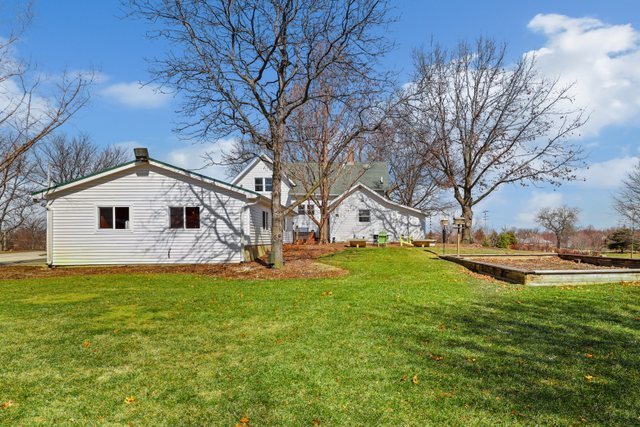 40W639 Russell Road Elgin, IL 60124 - Photo 41 of 59 a view of a house with a yard
