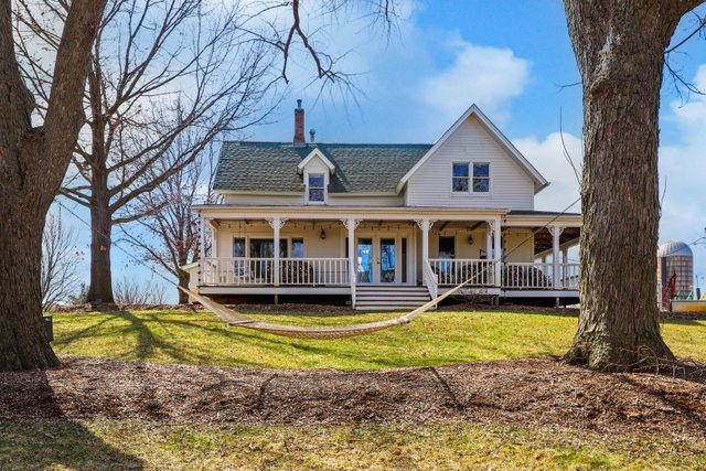 40W639 Russell Road Elgin, IL 60124 - Photo 5 of 59 a view of a house with swimming pool and porch