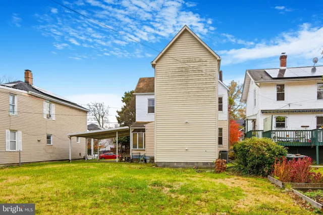 a view of a house with a backyard