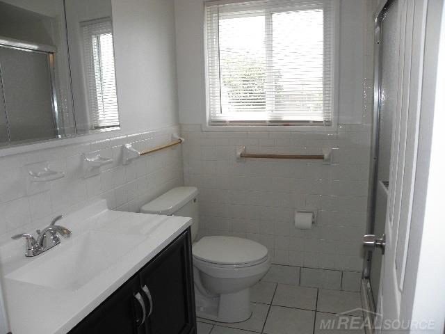 18206 Airport Fraser, MI 48026 - Photo 12 of 30 31373486-11.JPG