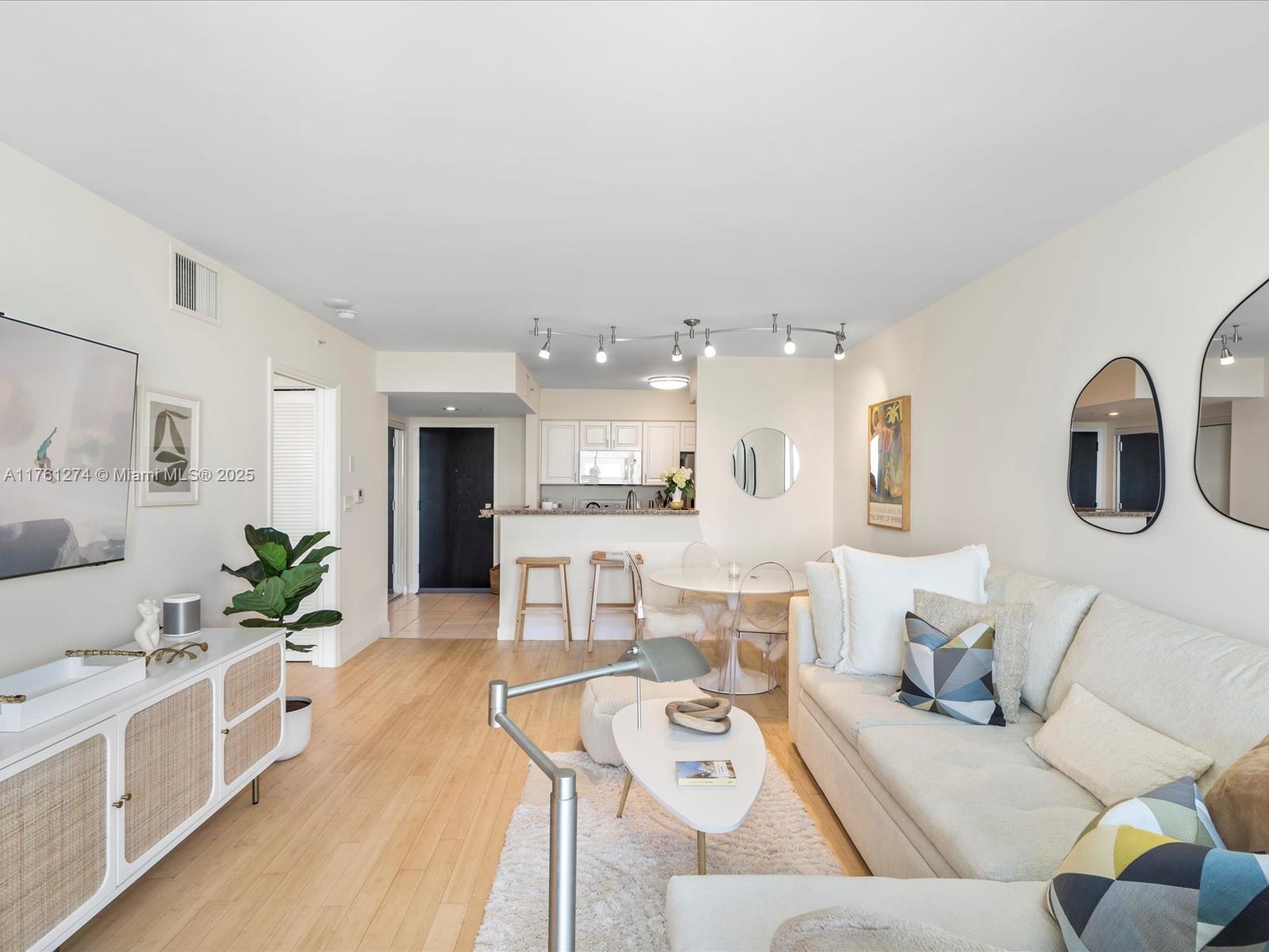 90 Alton Road, Unit 2406 Miami Beach, FL 33139 - Photo 6 of 30 Gallery Image 6