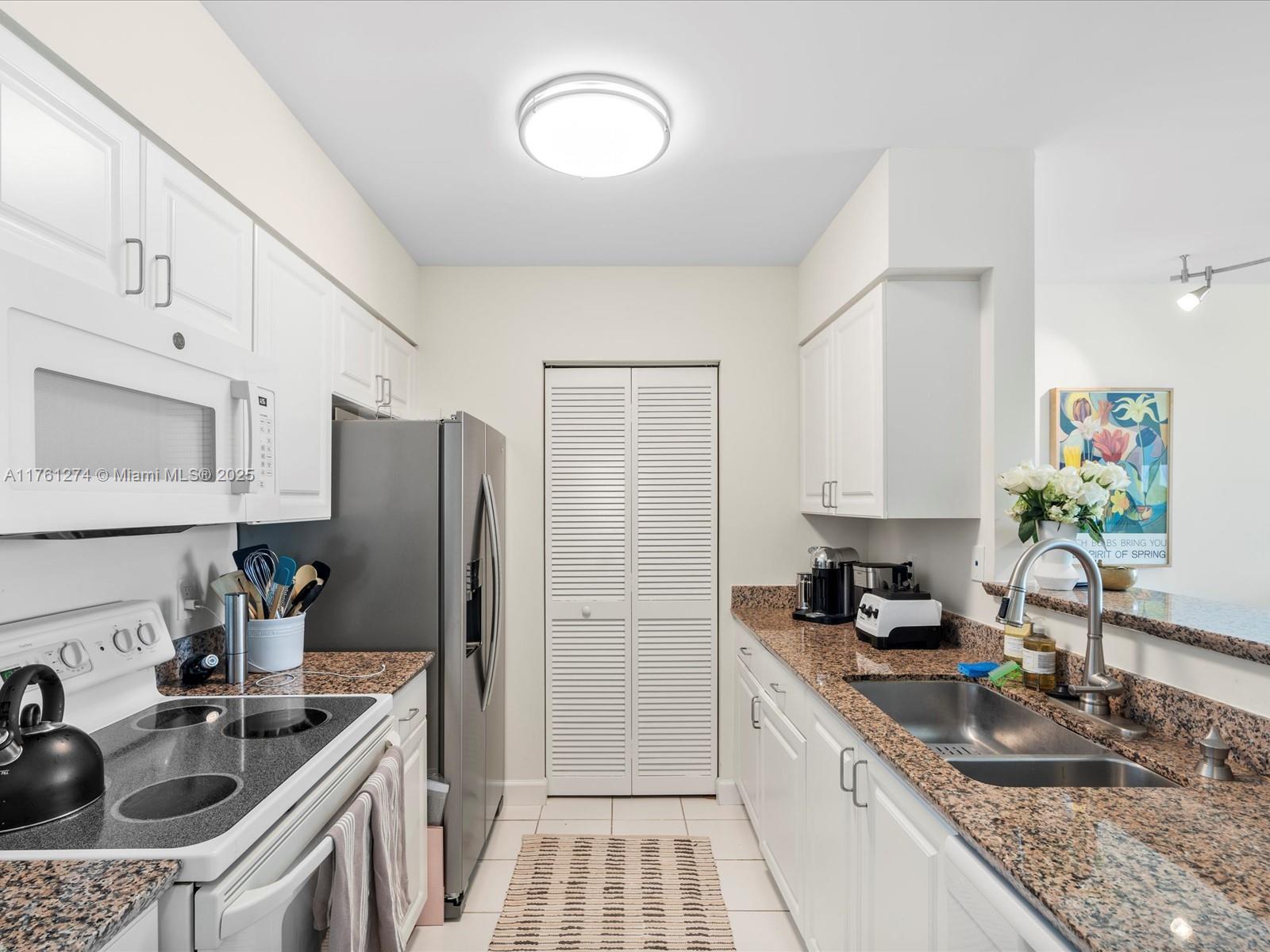 90 Alton Road, Unit 2406 Miami Beach, FL 33139 - Photo 8 of 30 Gallery Image 8
