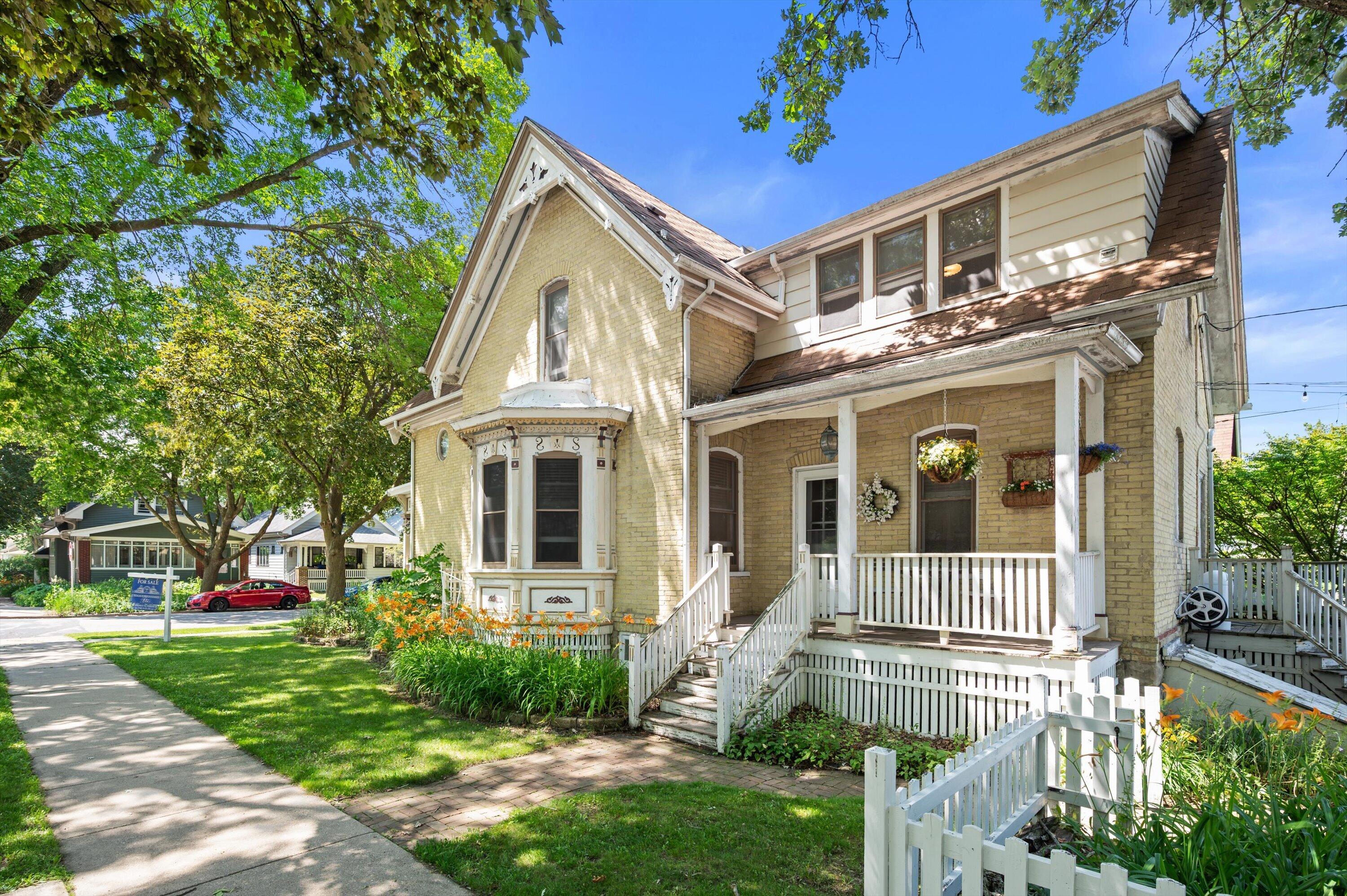 3174 South Herman Street Milwaukee, WI 53207 - Photo 3 of 25 Walk to everything!
