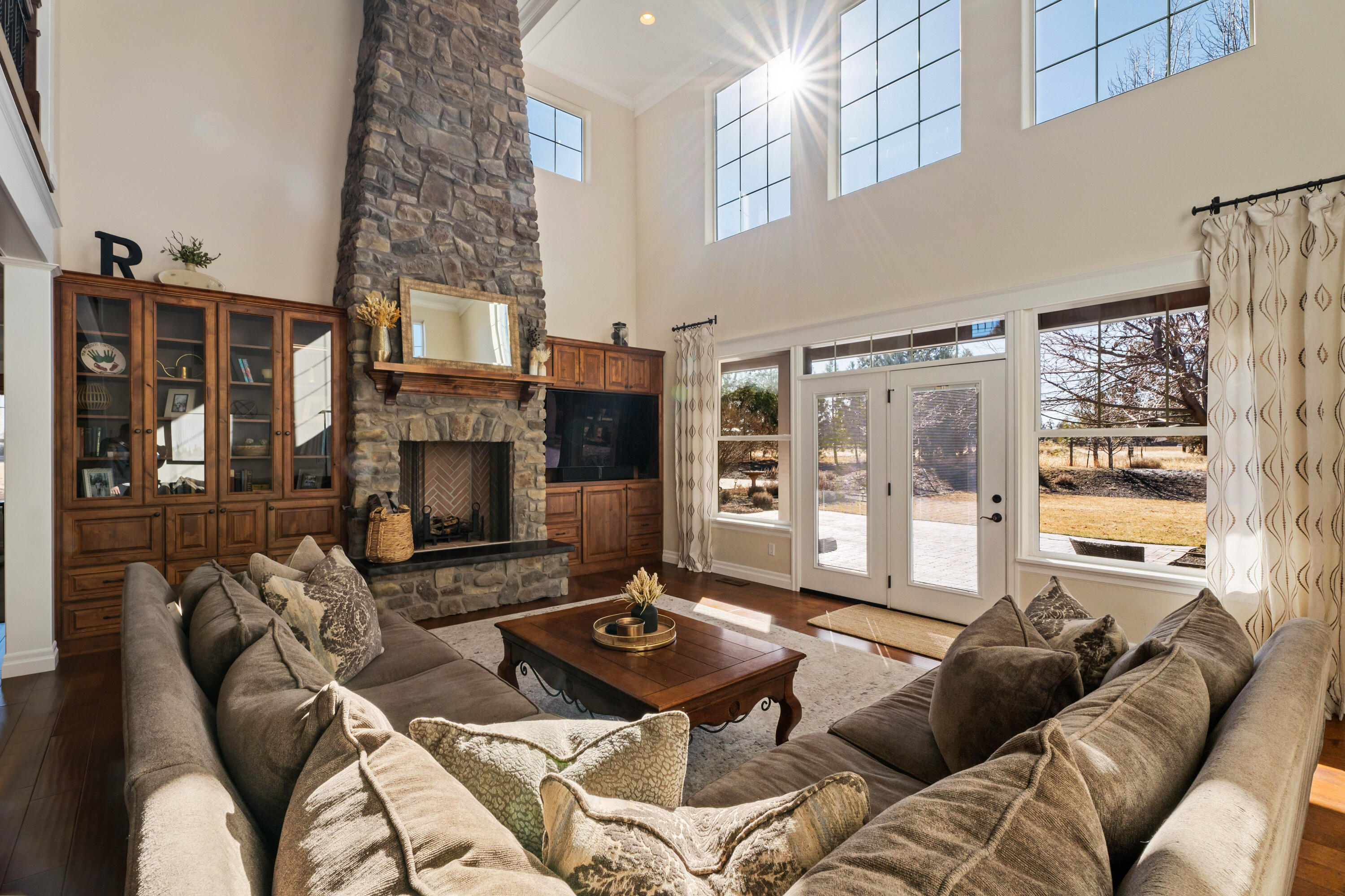 64420 Bailey Road Bend, OR 97703 - Photo 8 of 83 21-Living Room