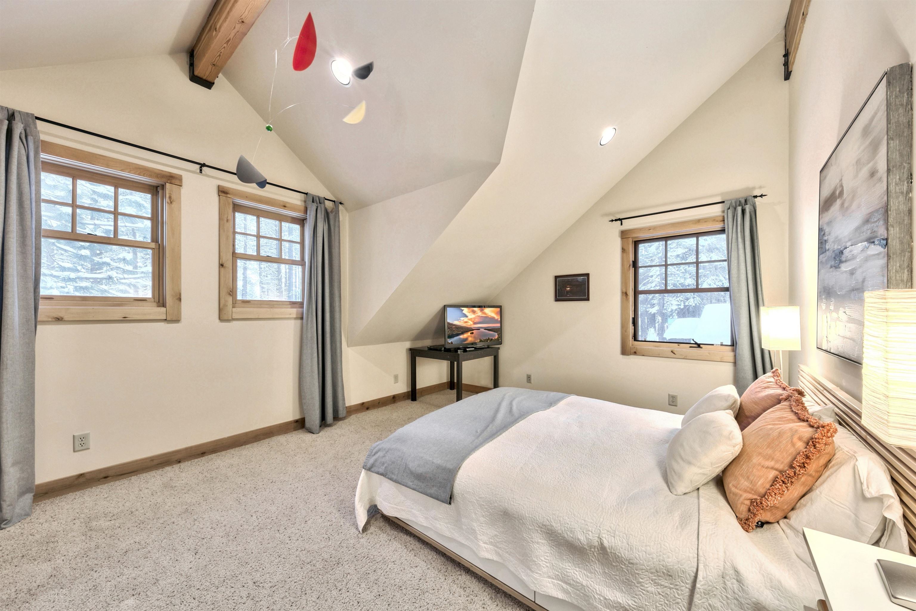 11262 Comstock Drive Truckee, CA 96161 - Photo 19 of 21 a bedroom with a large bed and a window