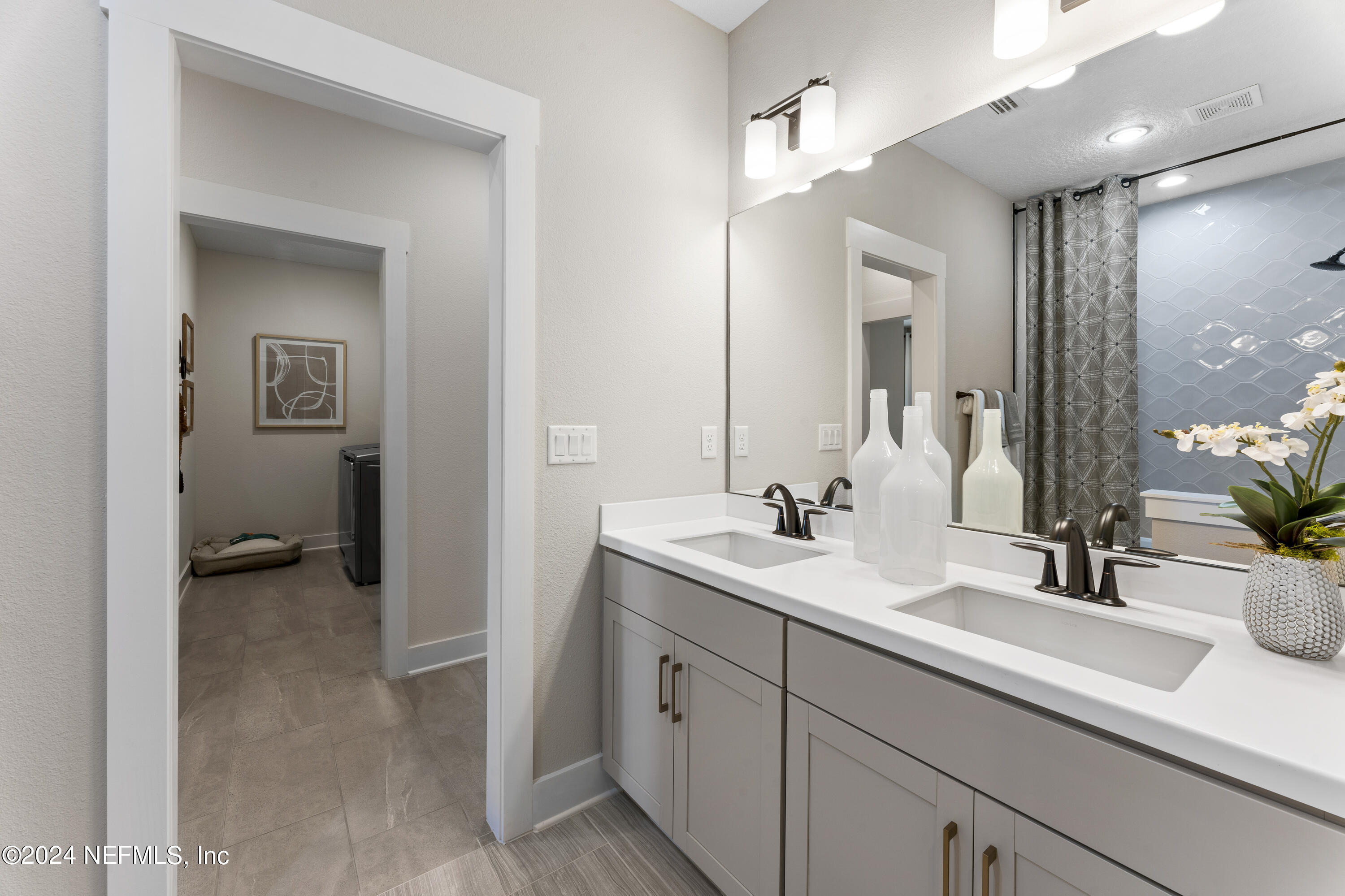 34 Natureland Circle St. Augustine, FL 32092 - Photo 23 of 26 a en suite bathroom with a sink and mirror