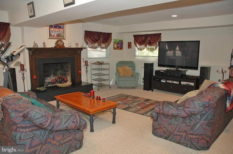 8809 Hayload Court Springfield, VA 22153 - Photo 5 of 20 Family Room