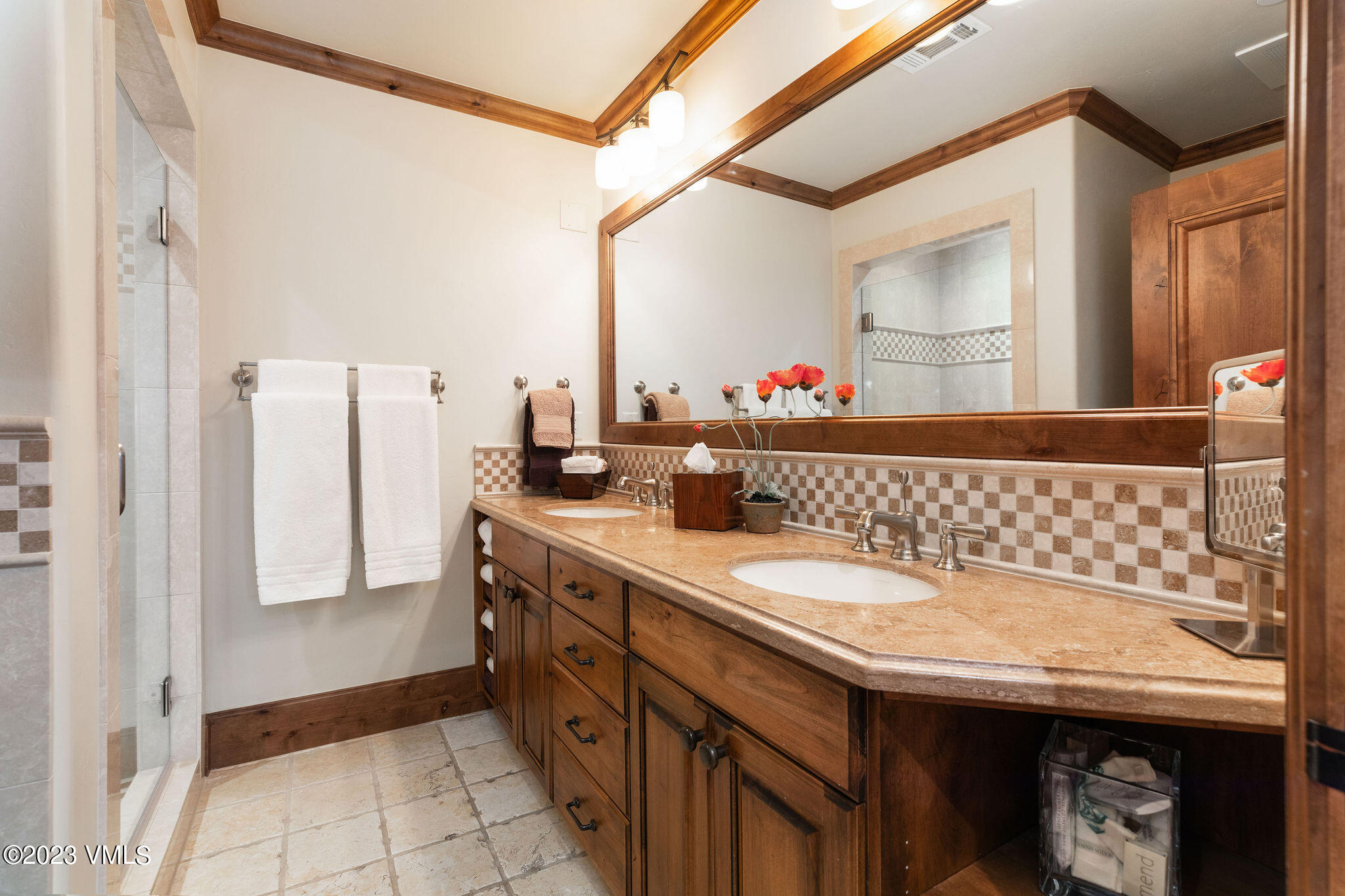 434 South Frontage Road East, Unit 202 Vail, CO 81657 - Photo 16 of 25 vail_mtn_view_202_interior_bath02