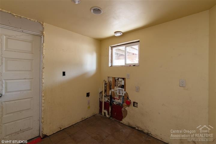 62260 Deer Trail Road Bend, OR 97701 - Photo 19 of 24 Laundry room