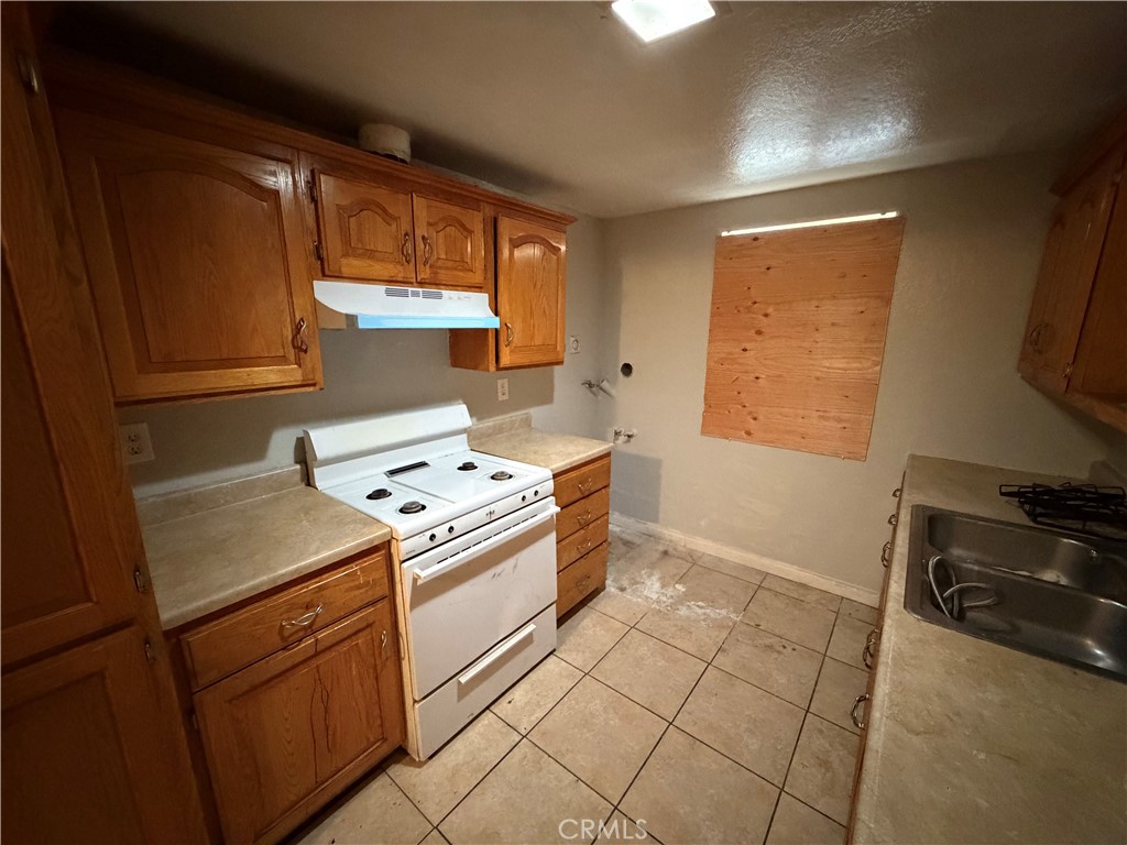 9240 Date Street, Unit 9F Fontana, CA 92335 - Photo 4 of 13 a kitchen with a stove and a refrigerator