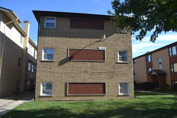 a brick building that has a lots of windows in it