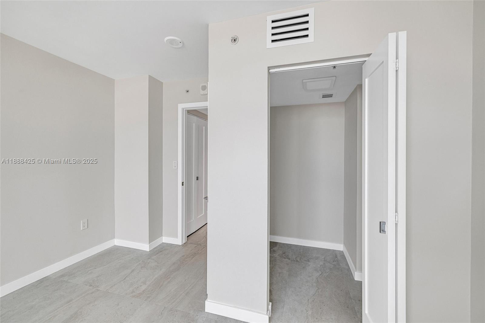 90 Alton Road, Unit 1103 Miami Beach, FL 33139 - Photo 19 of 51