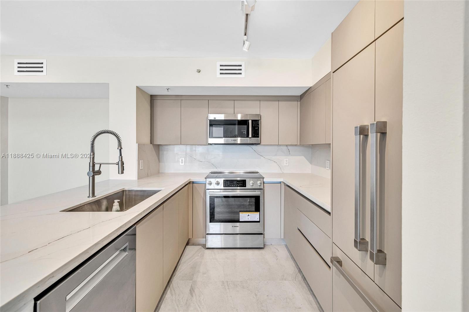 90 Alton Road, Unit 1103 Miami Beach, FL 33139 - Photo 4 of 51