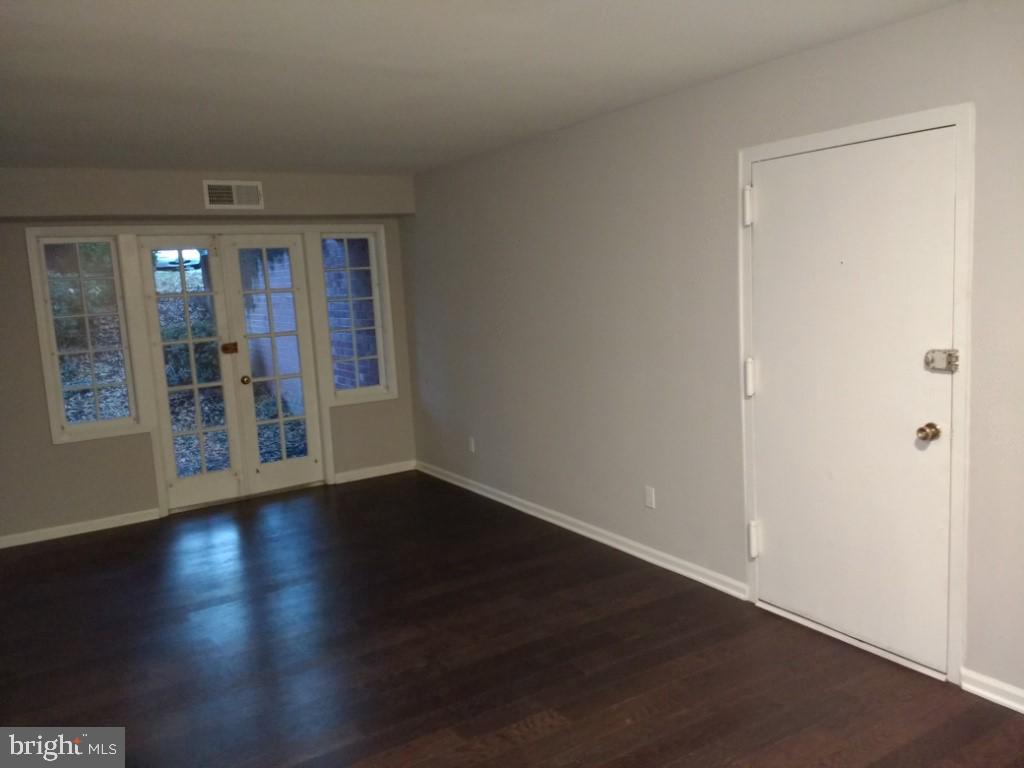8110 Colony Point Road, Unit 222 Springfield, VA 22152 - Photo 3 of 23 Living Room