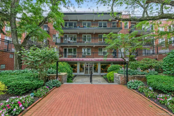 $579,000 | 30 Stoner Avenue, Unit 3O, Great Neck, NY 11021