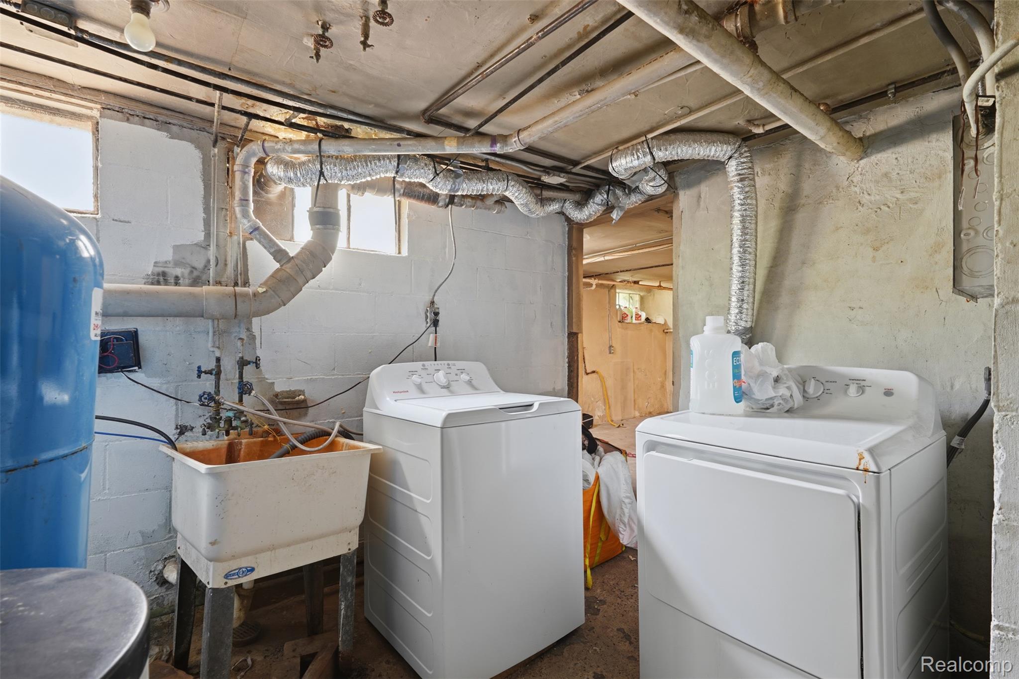 31000 Drake Road Farmington, MI 48331 - Photo 28 of 44 Dedicated laundry area featuring a utility sink and exposed ceiling joists
