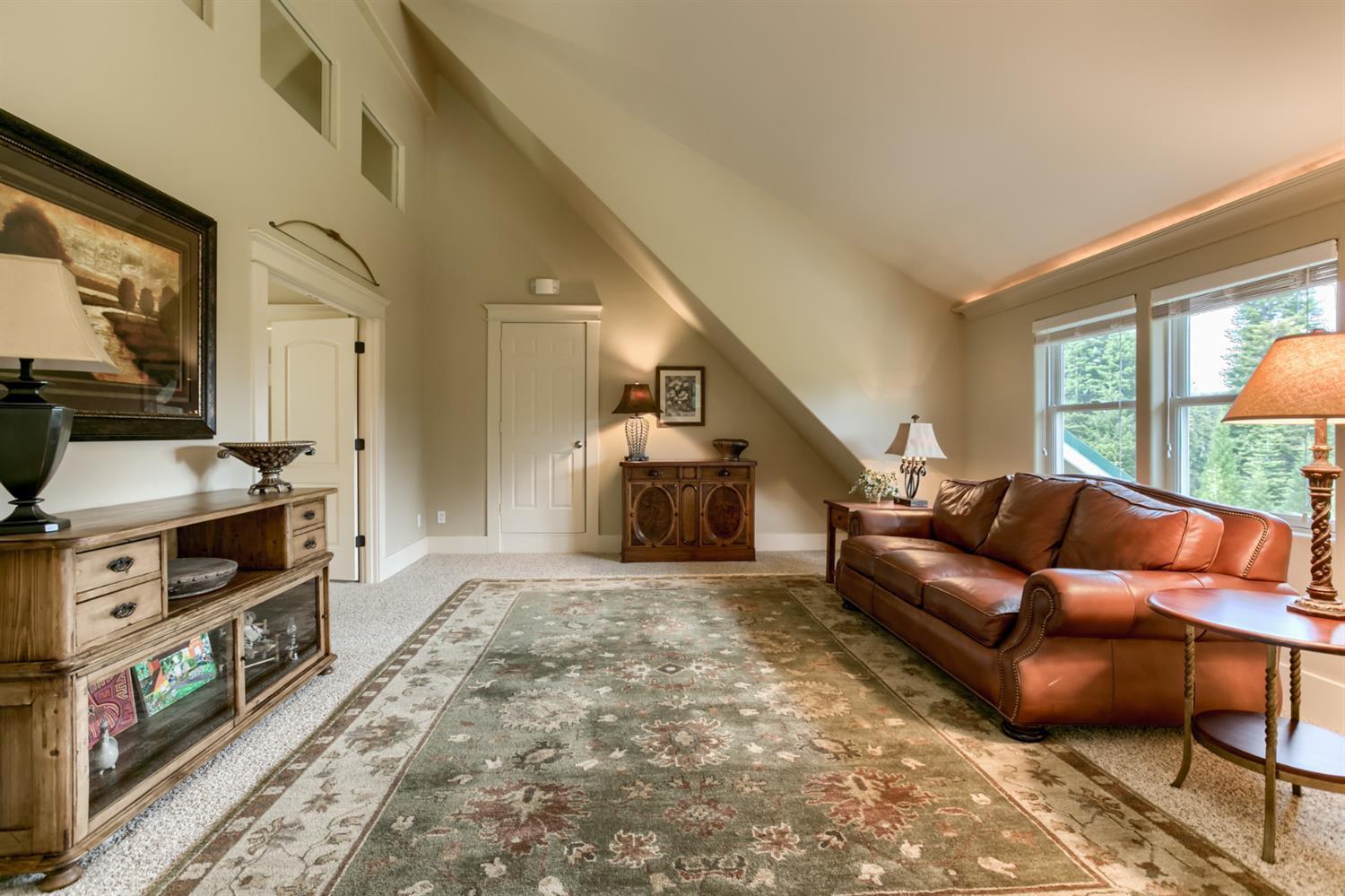 7672 Hyatt Prairie Road Ashland, OR 97520 - Photo 22 of 35 Upstairs family room with indirect light