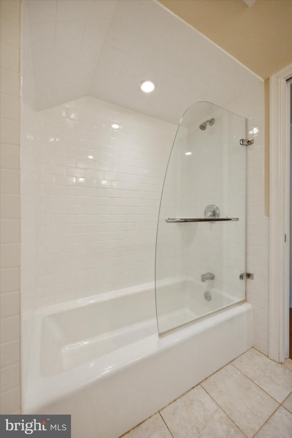 1624 Clearview Road Lansdale, PA 19446 - Photo 27 of 42 Upper level full bath