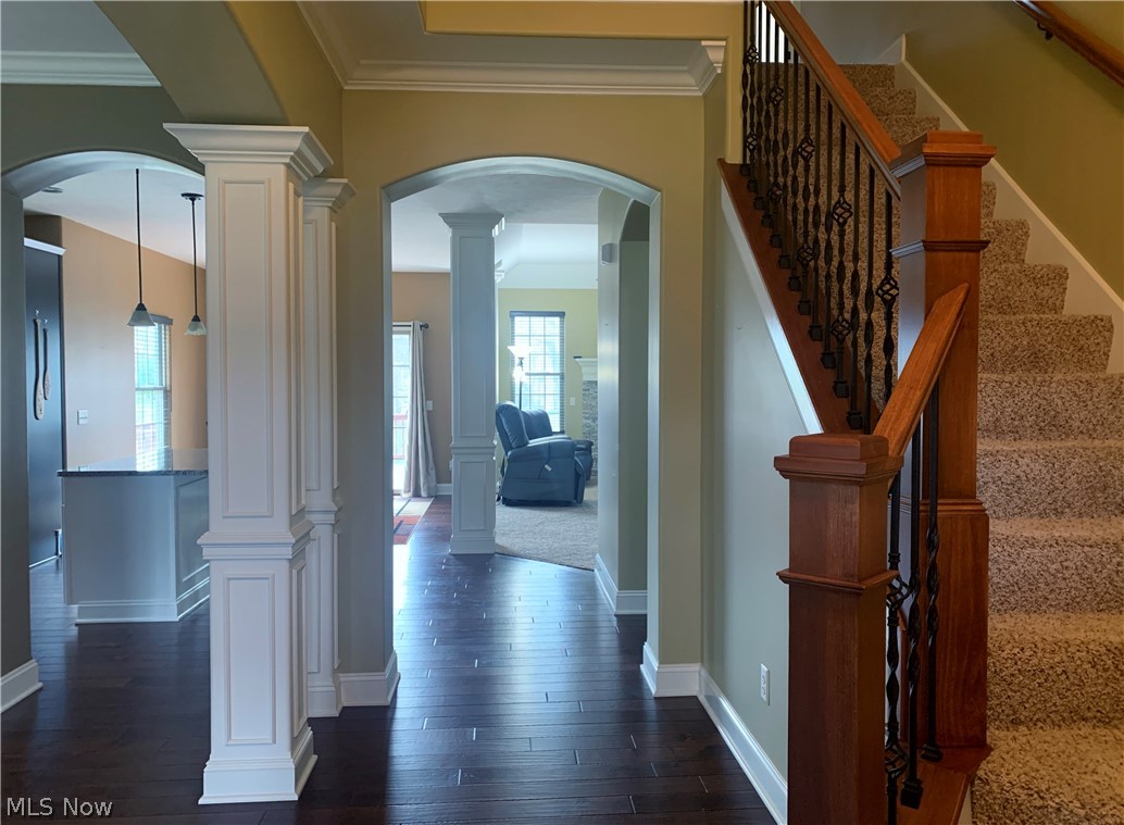 819 Brook Road Wadsworth, OH 44281 - Photo 6 of 35 Curved staircase