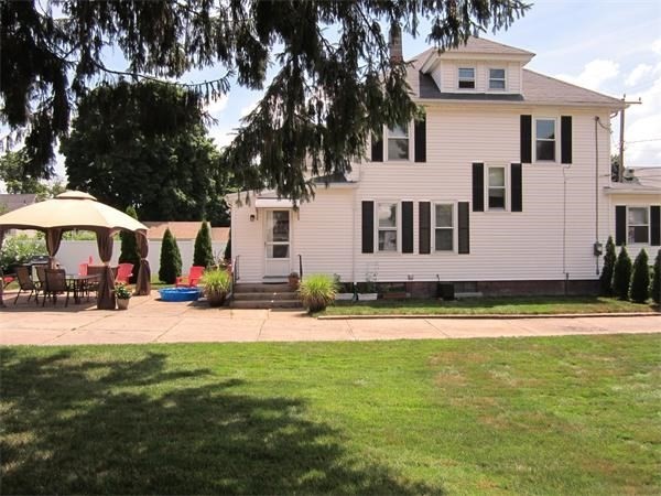39 Ridgewood Avenue Holyoke, MA 01040 - Photo 3 of 26 Gallery Image 3