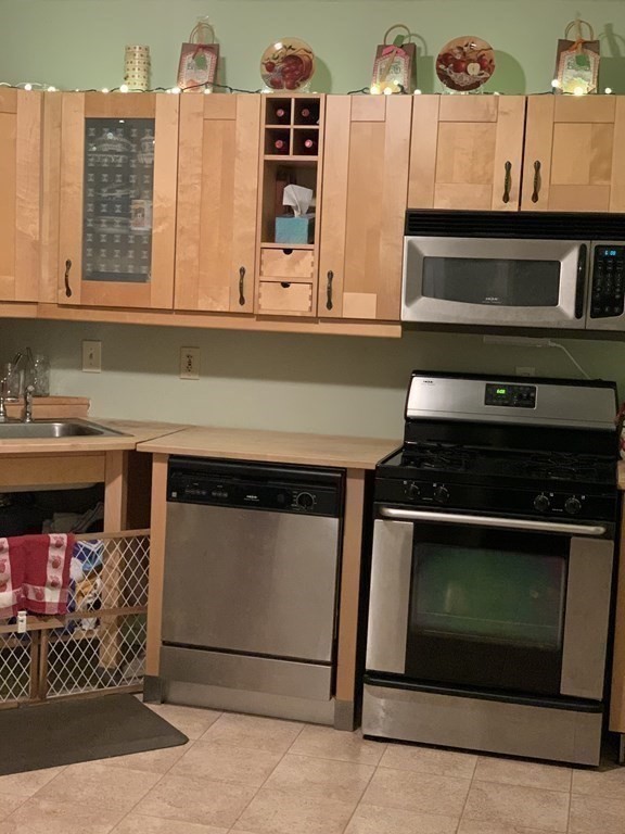 39 Ridgewood Avenue Holyoke, MA 01040 - Photo 7 of 26 Gallery Image 7