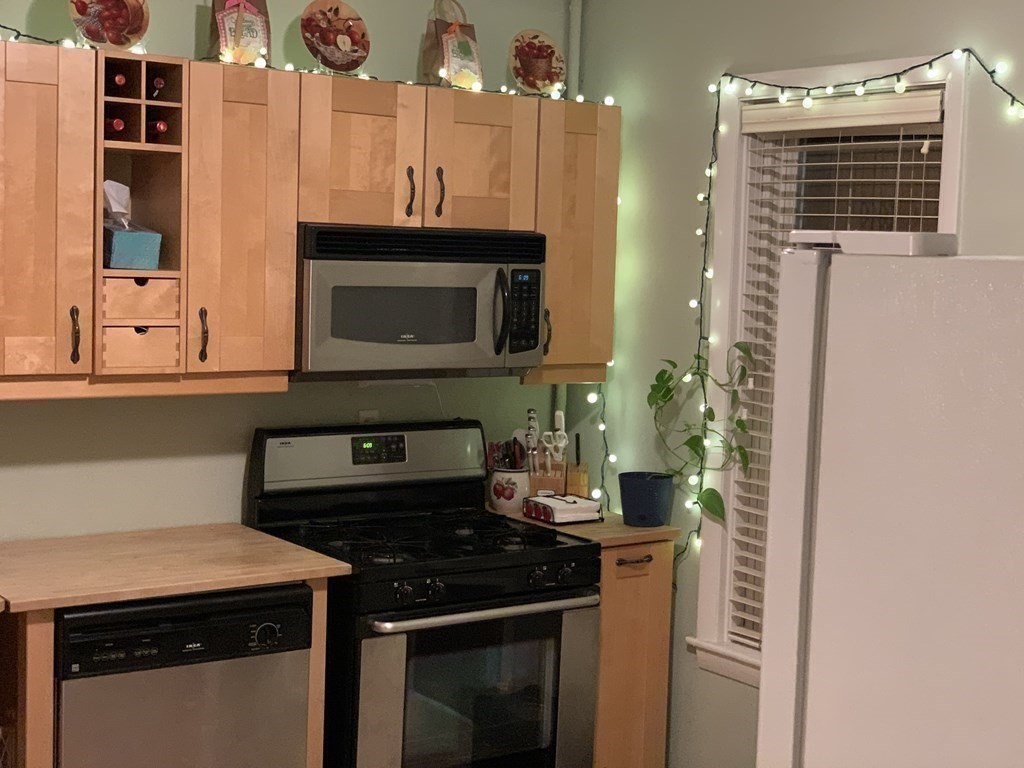 39 Ridgewood Avenue Holyoke, MA 01040 - Photo 8 of 26 Gallery Image 8