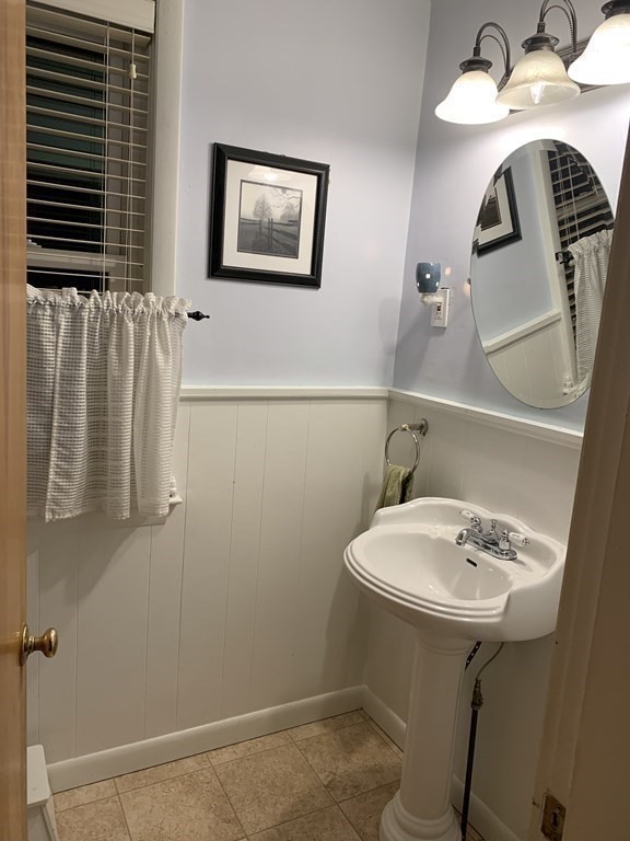 39 Ridgewood Avenue Holyoke, MA 01040 - Photo 9 of 26 Gallery Image 9