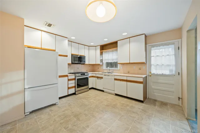 $699,999 | 10 Moorea Court, Garnerville, NY 10923