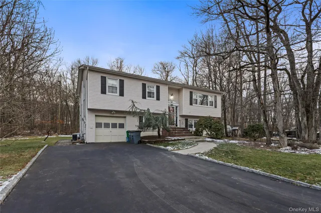 $699,999 | 10 Moorea Court, Garnerville, NY 10923