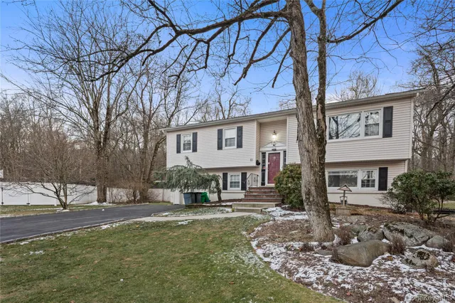 $699,999 | 10 Moorea Court, Garnerville, NY 10923