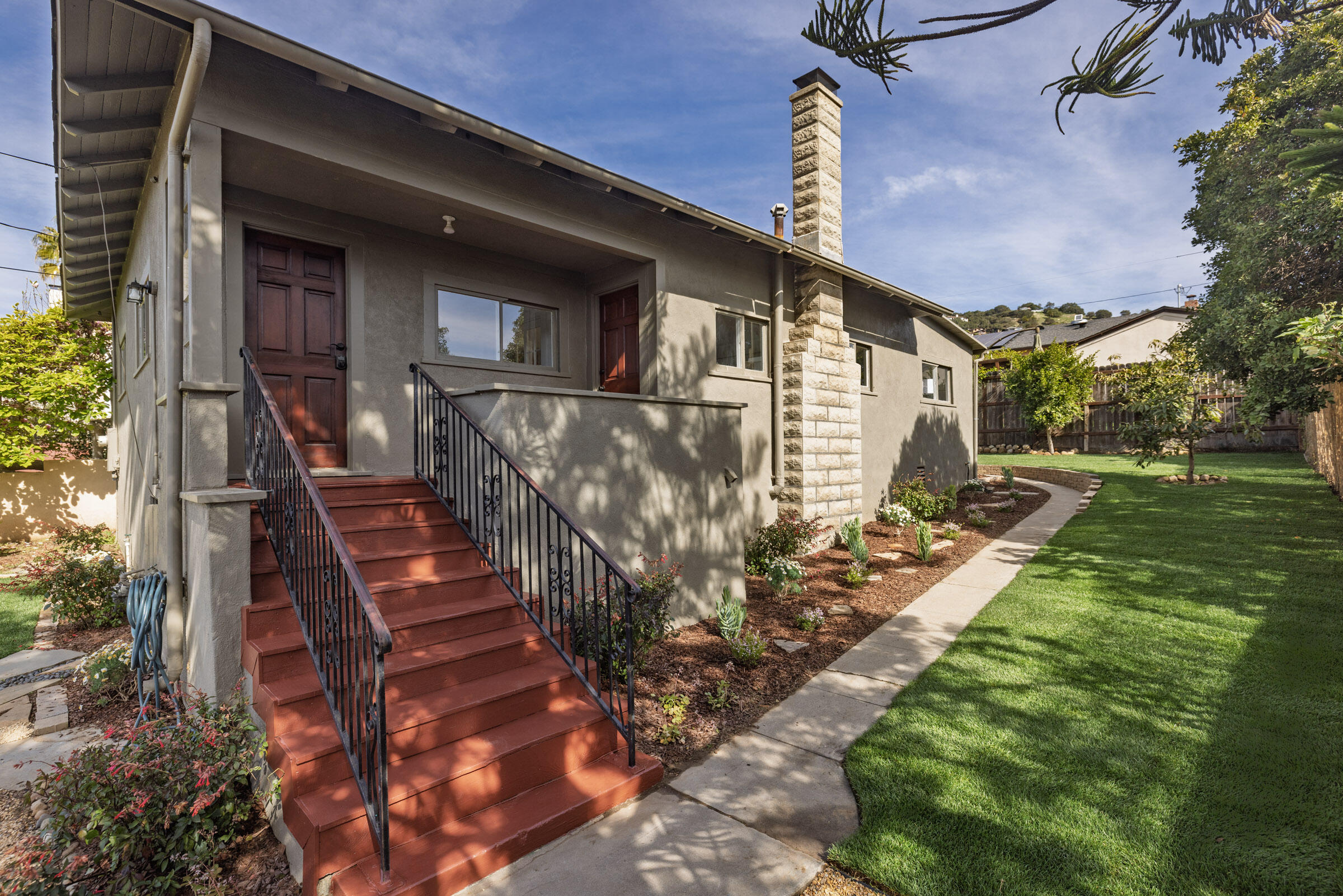 928 Spring Street Santa Barbara, CA 93103 - Photo 1 of 28 Entry