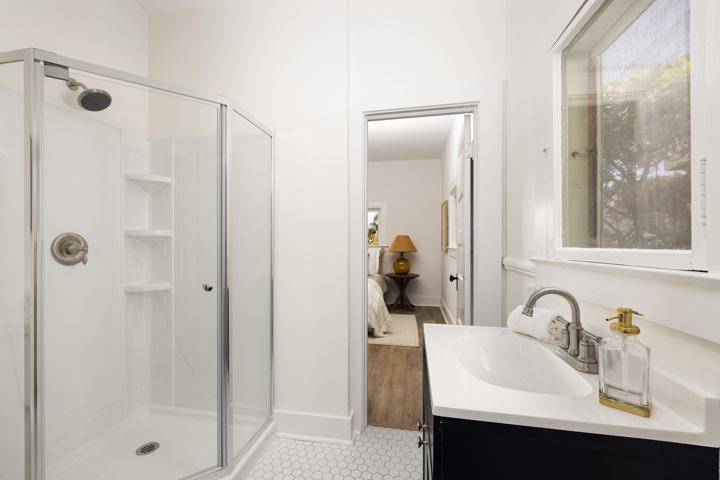 928 Spring Street Santa Barbara, CA 93103 - Photo 13 of 28 Jack & Jill Bathroom