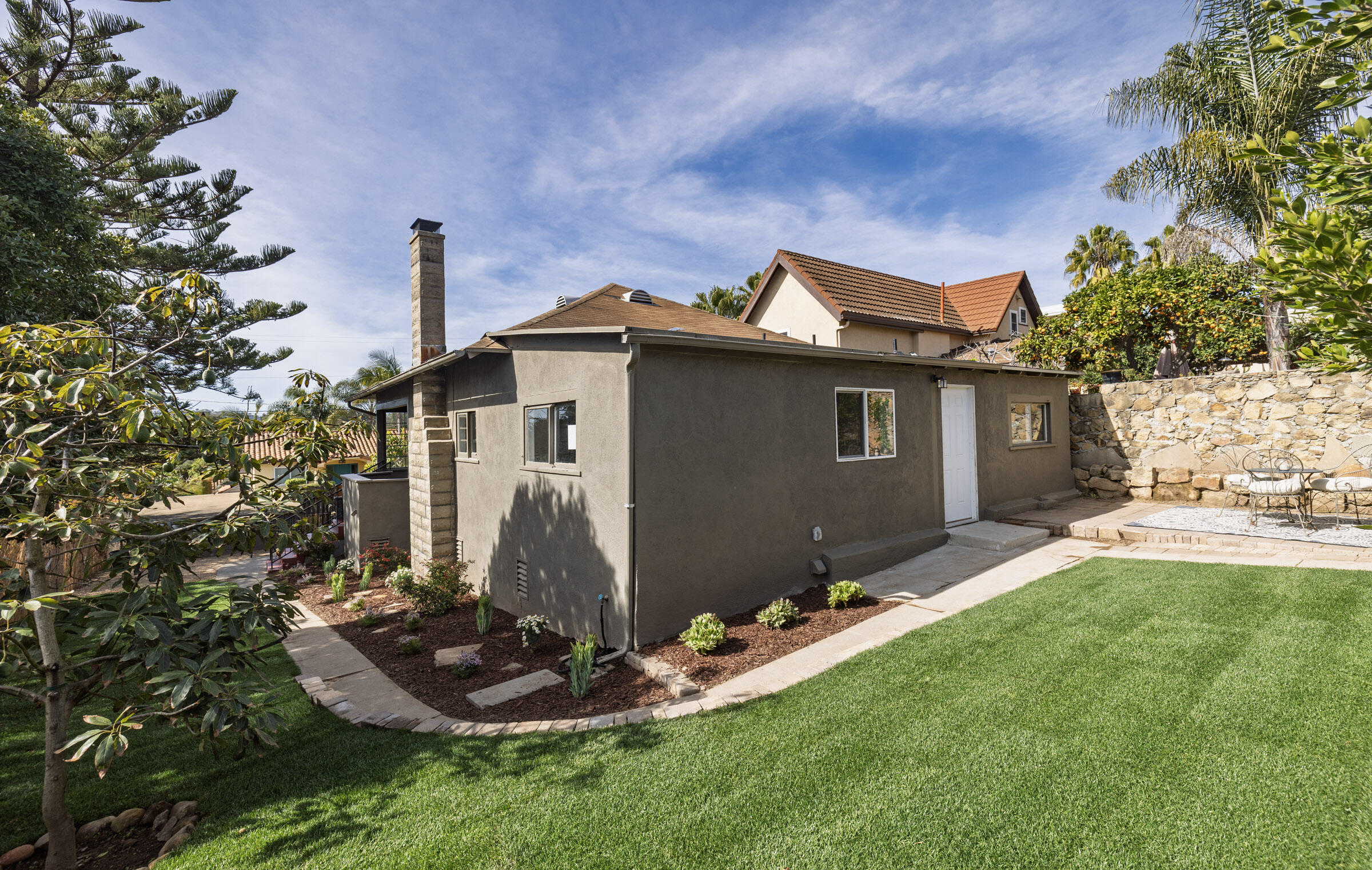 928 Spring Street Santa Barbara, CA 93103 - Photo 19 of 28 Back & Side yard