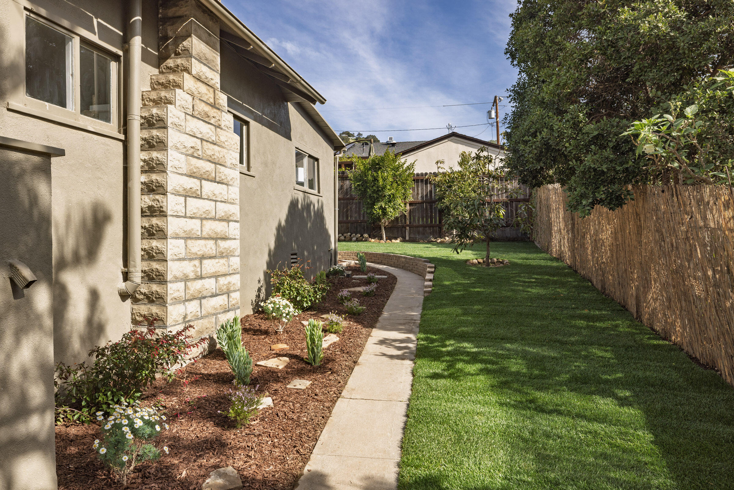 928 Spring Street Santa Barbara, CA 93103 - Photo 21 of 28 Walkway to backyard