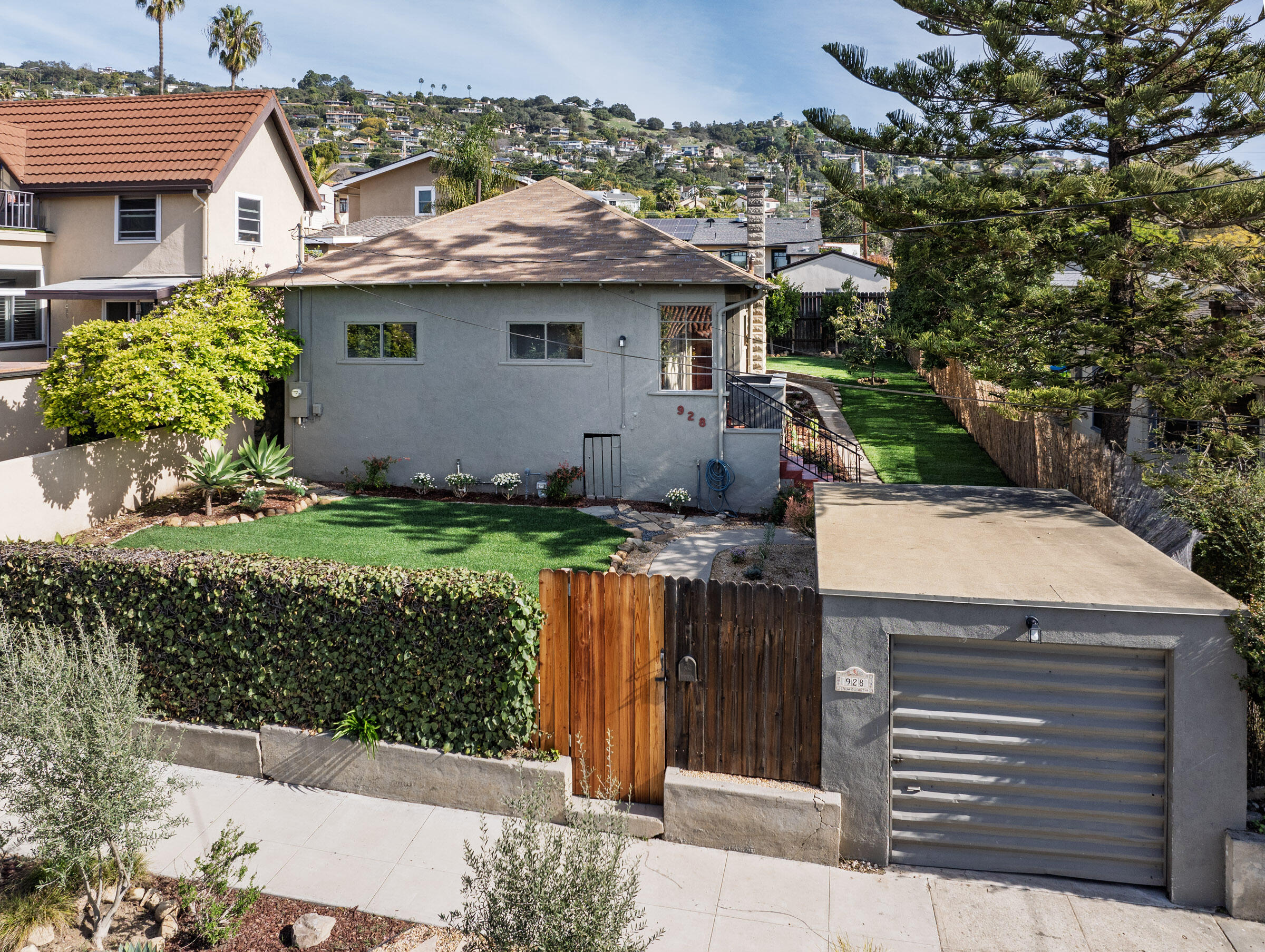 928 Spring Street Santa Barbara, CA 93103 - Photo 24 of 28 Front view