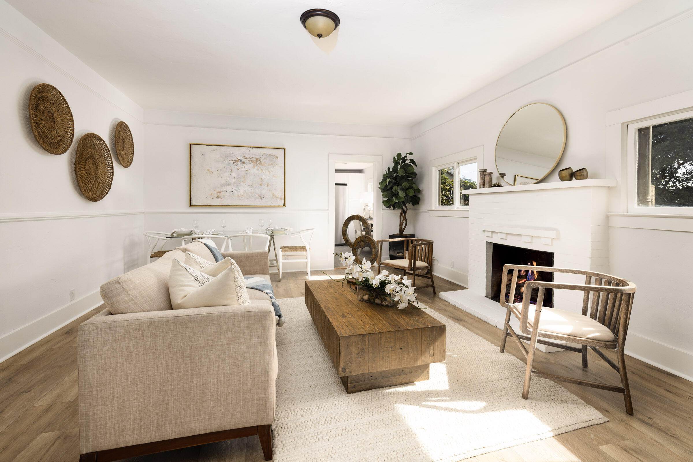 928 Spring Street Santa Barbara, CA 93103 - Photo 3 of 28 Living room